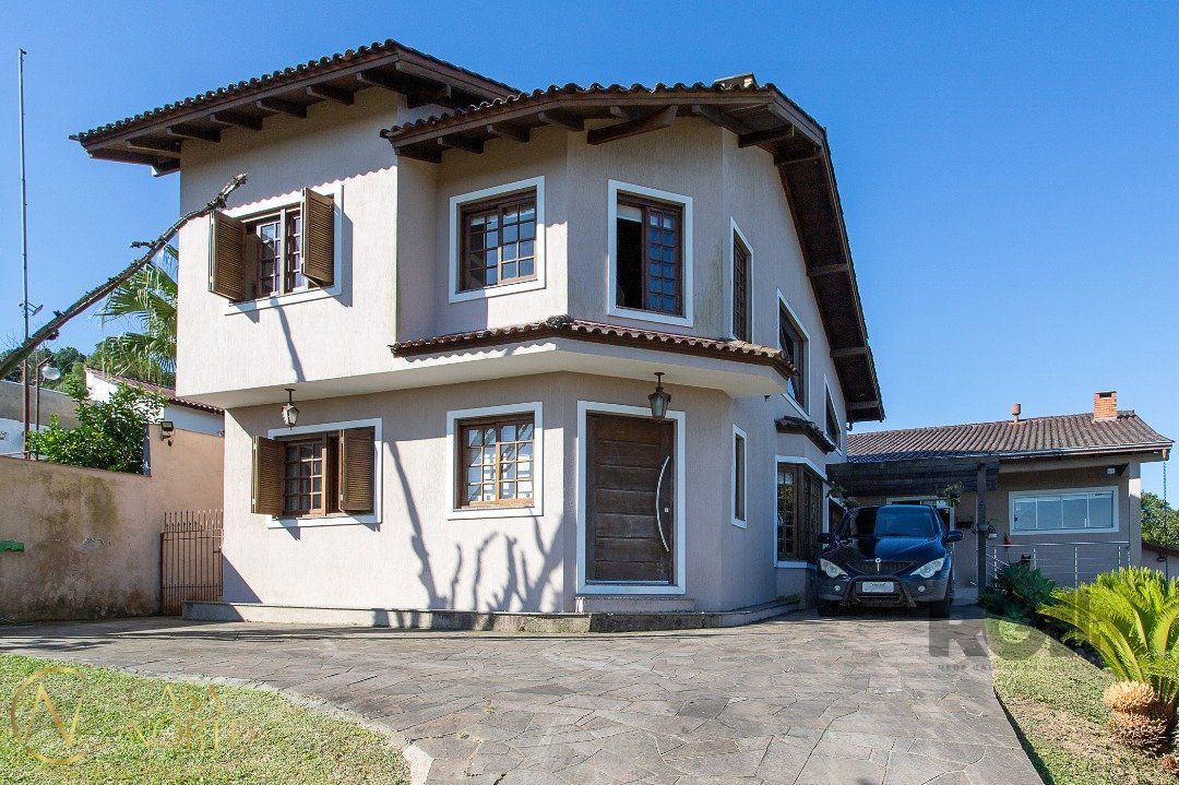 Casa à venda com 3 quartos, 249m², 1 suíte, 6 vagas, Rua Flor de Pessegueiro no bairro Vila Nova em Porto Alegre