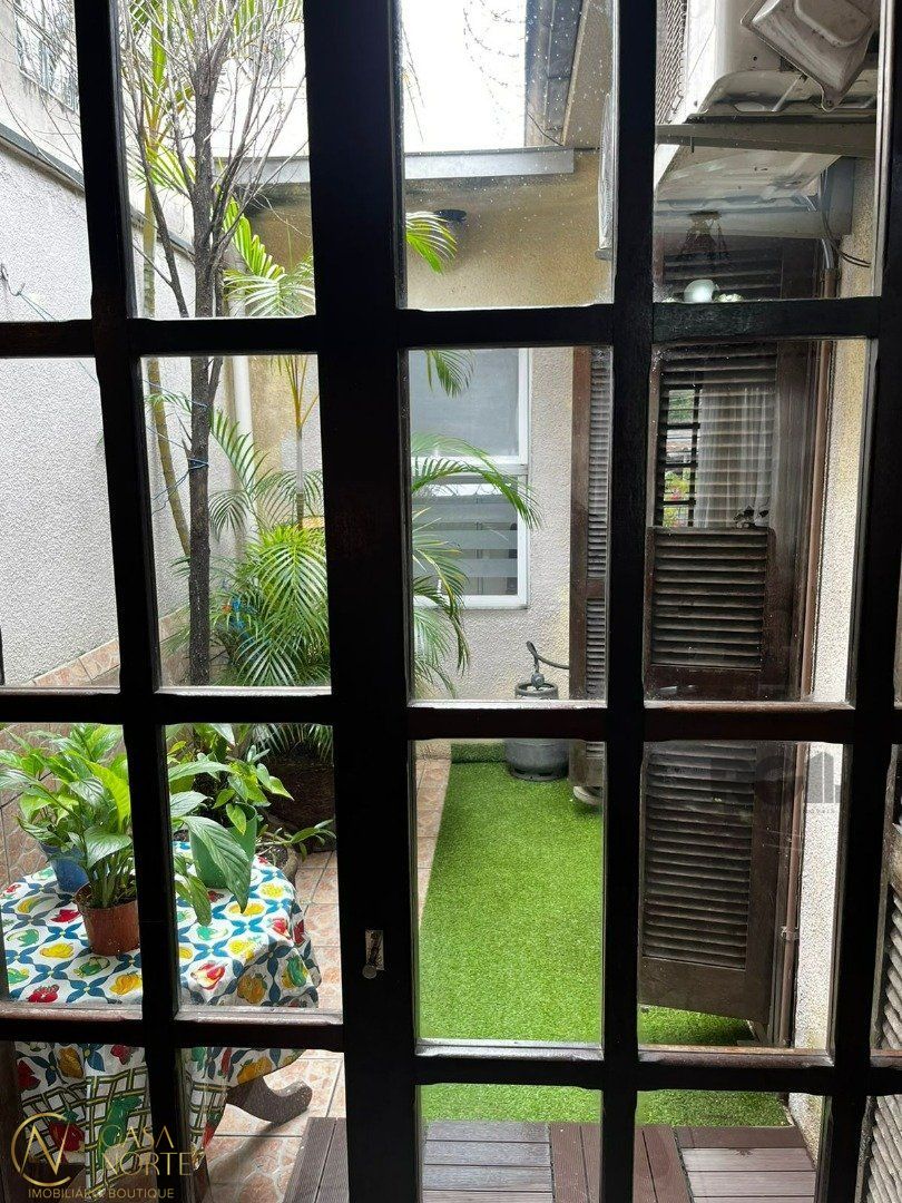 Casa à venda com 3 quartos, 300m², 2 vagas, Rua Doutor Aurélio Py no bairro Medianeira em Porto Alegre