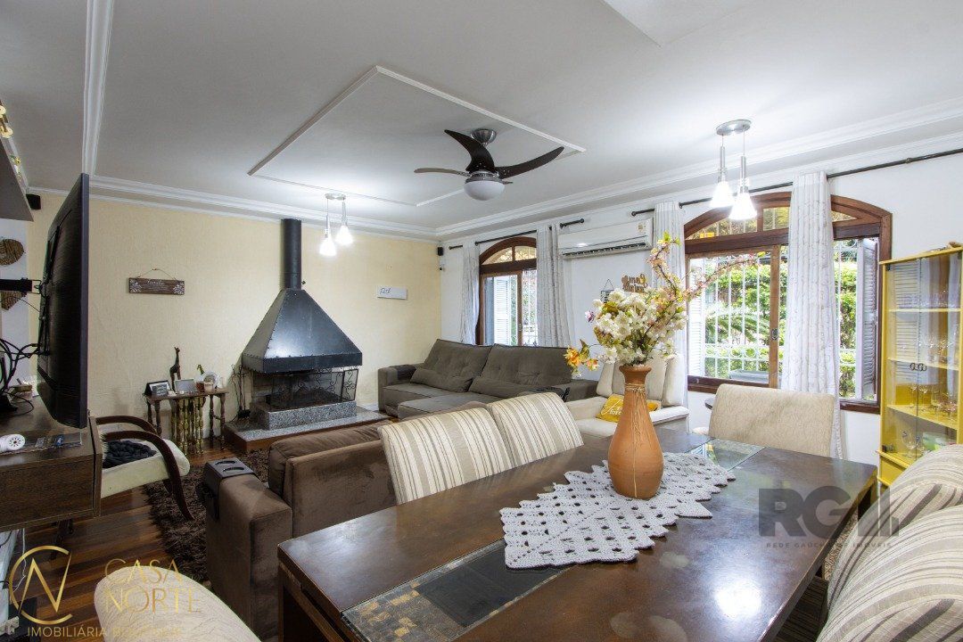 Casa à venda com 4 quartos, 180m², 1 suíte, 4 vagas, Rua Doutor Raul Moreira no bairro Cristal em Porto Alegre