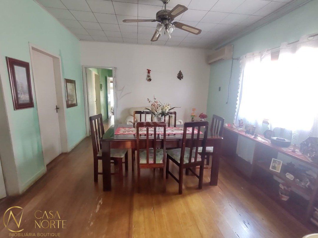 Casa à venda com 3 quartos, 265m², 4 vagas, Rua Mura no bairro Guarujá em Porto Alegre