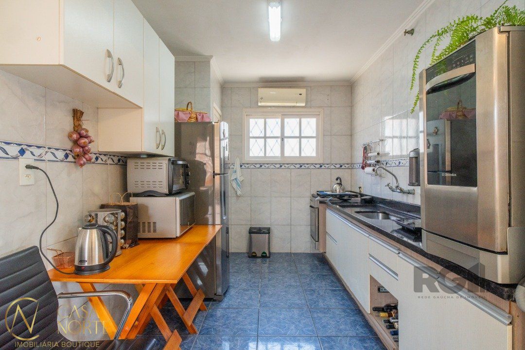 Casa à venda com 3 quartos, 130m², 1 suíte, 5 vagas, Rua Doutor Mário Totta no bairro Tristeza em Porto Alegre