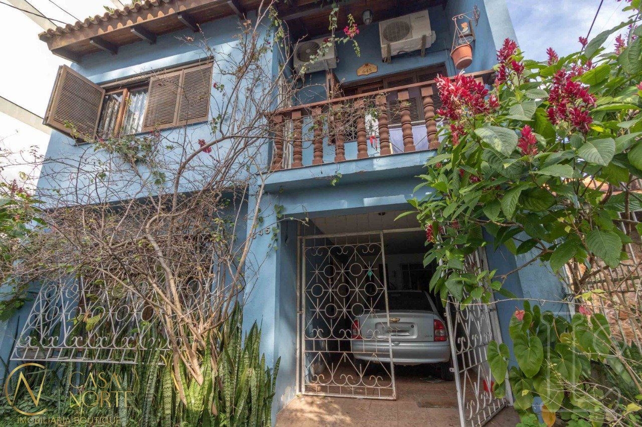 Sobrado à venda com 4 quartos, 241m², 1 suíte, 1 vaga, Rua Tamandare no bairro Camaquã em Porto Alegre