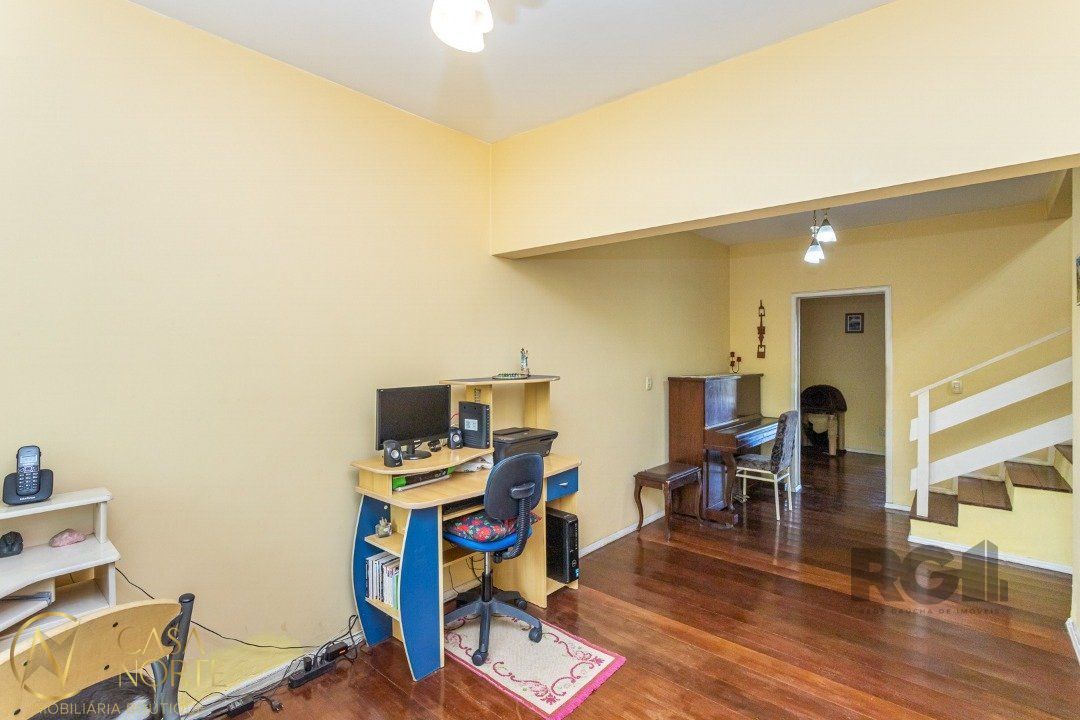 Casa à venda com 3 quartos, 293m², 3 suítes, 7 vagas, Rua Santiago Dantas no bairro Cascata em Porto Alegre