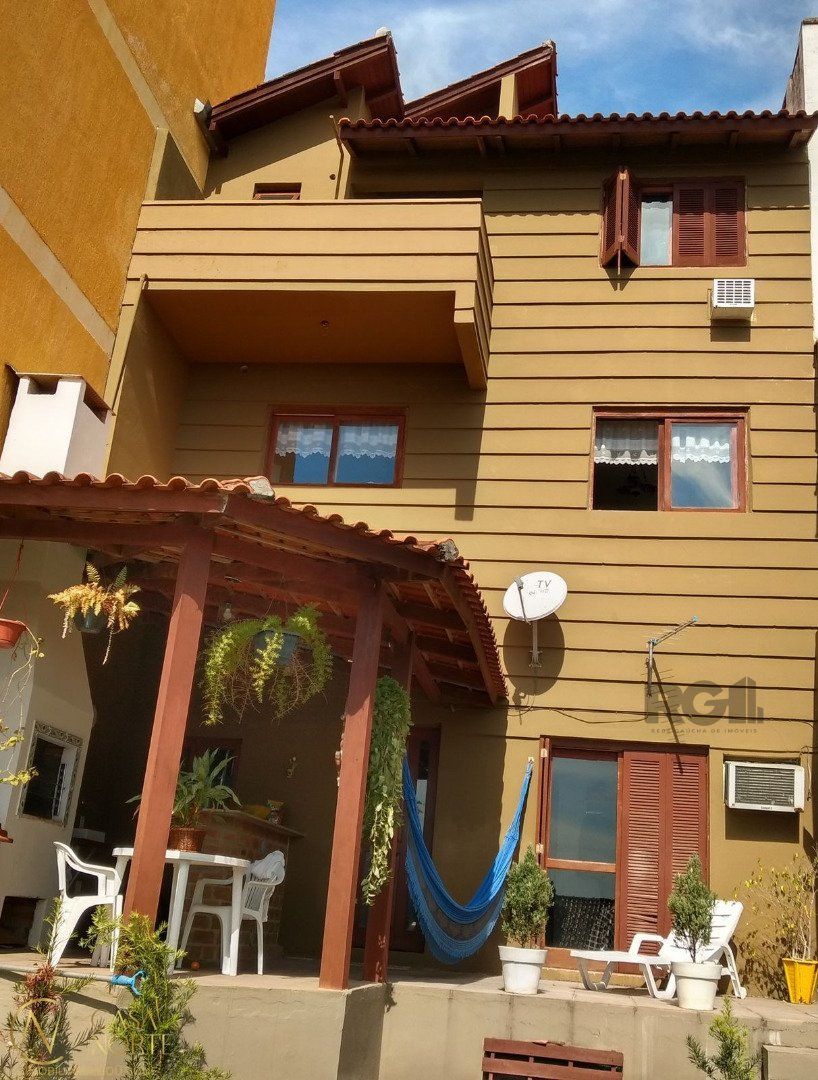 Casa à venda com 4 quartos, 226m², 1 suíte, 2 vagas, Rua Professor Antônio José Remiao no bairro Espírito Santo em Porto Alegre