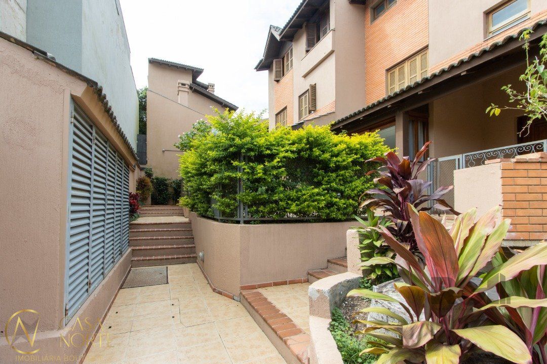 Casa de Condomínio à venda com 4 quartos, 292m², 2 suítes, 2 vagas, Rua Caete no bairro Vila Assunção em Porto Alegre