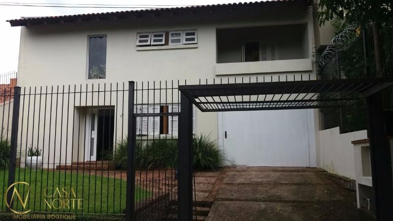 Casa à venda com 3 quartos, 239m², 2 vagas, Rua Fernando Cunha no bairro Cavalhada em Porto Alegre