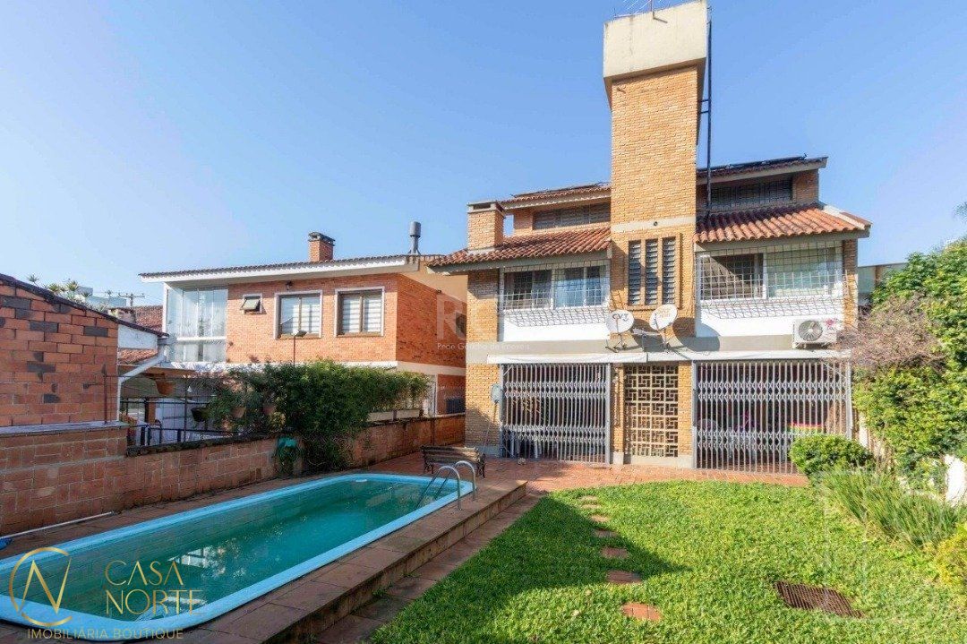 Casa à venda com 4 quartos, 349m², 1 suíte, 3 vagas, Rua Folha da Tarde no bairro Cristal em Porto Alegre