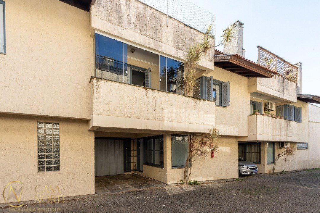 Casa de Condomínio à venda com 3 quartos, 196m², 1 suíte, 2 vagas, Avenida Pereira Passos no bairro Vila Assunção em Porto Alegre