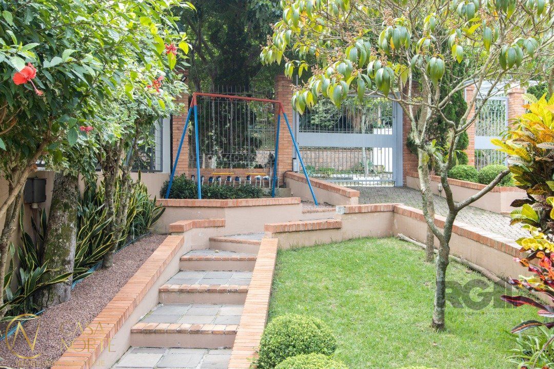 Casa de Condomínio à venda com 4 quartos, 292m², 2 suítes, 2 vagas, Rua Caete no bairro Vila Assunção em Porto Alegre