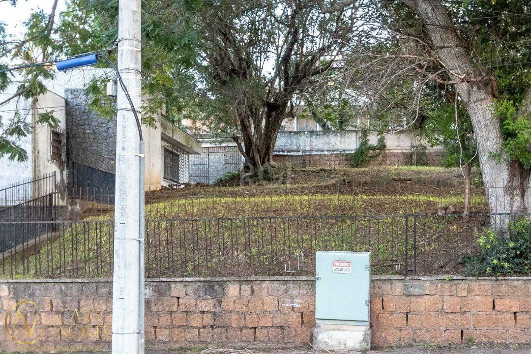 Terreno à venda  com 744m², Rua Eurico Lara no bairro Medianeira em Porto Alegre