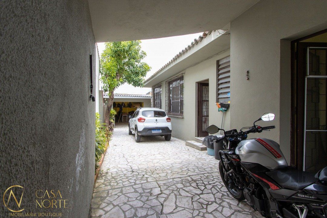 Casa à venda com 3 quartos, 200m², 6 vagas, Rua Horizontina no bairro Cavalhada em Porto Alegre
