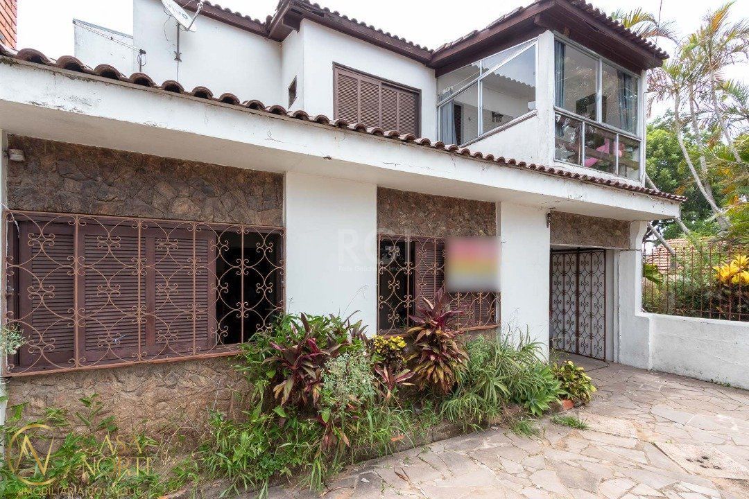 Casa à venda com 6 quartos, 149m², 2 suítes, Rua Fabio de Barros no bairro Nonoai em Porto Alegre