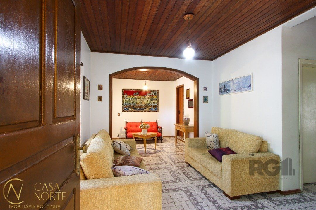 Casa à venda com 4 quartos, 307m², 2 suítes, 2 vagas, Rua Altos da Amapa no bairro Vila Nova em Porto Alegre