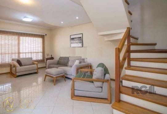 Casa à venda com 3 quartos, 197m², 1 suíte, 2 vagas, Avenida Copacabana no bairro Vila Assunção em Porto Alegre