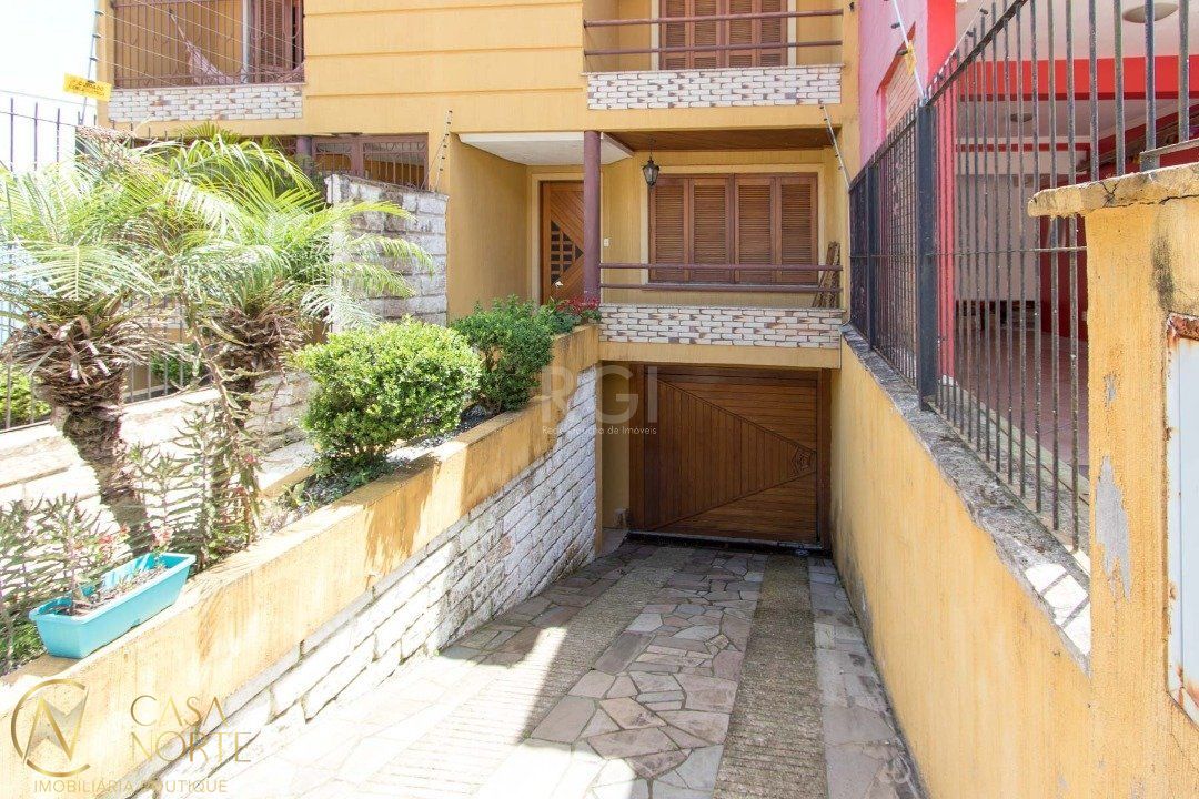 Casa à venda com 3 quartos, 204m², 1 suíte, 3 vagas, Rua Jair de Moura Calixto no bairro Ipanema em Porto Alegre