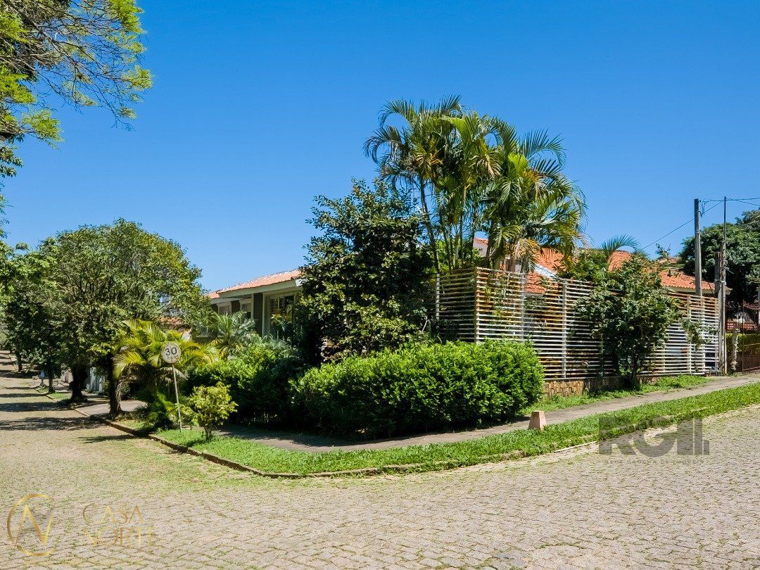 Casa à venda com 3 quartos, 429m², 2 suítes, 4 vagas, Rua Morano Calabro no bairro Jardim Isabel em Porto Alegre