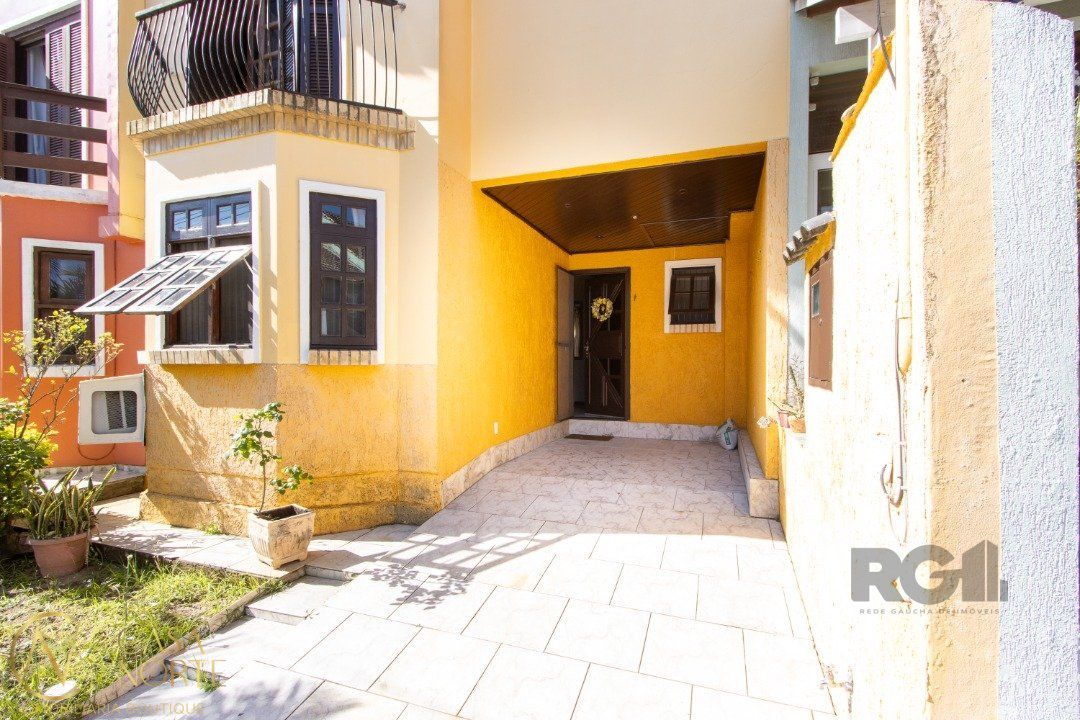Casa de Condomínio à venda com 4 quartos, 161m², 1 suíte, 2 vagas, Rua Osório Mendes Ouriques no bairro Guarujá em Porto Alegre