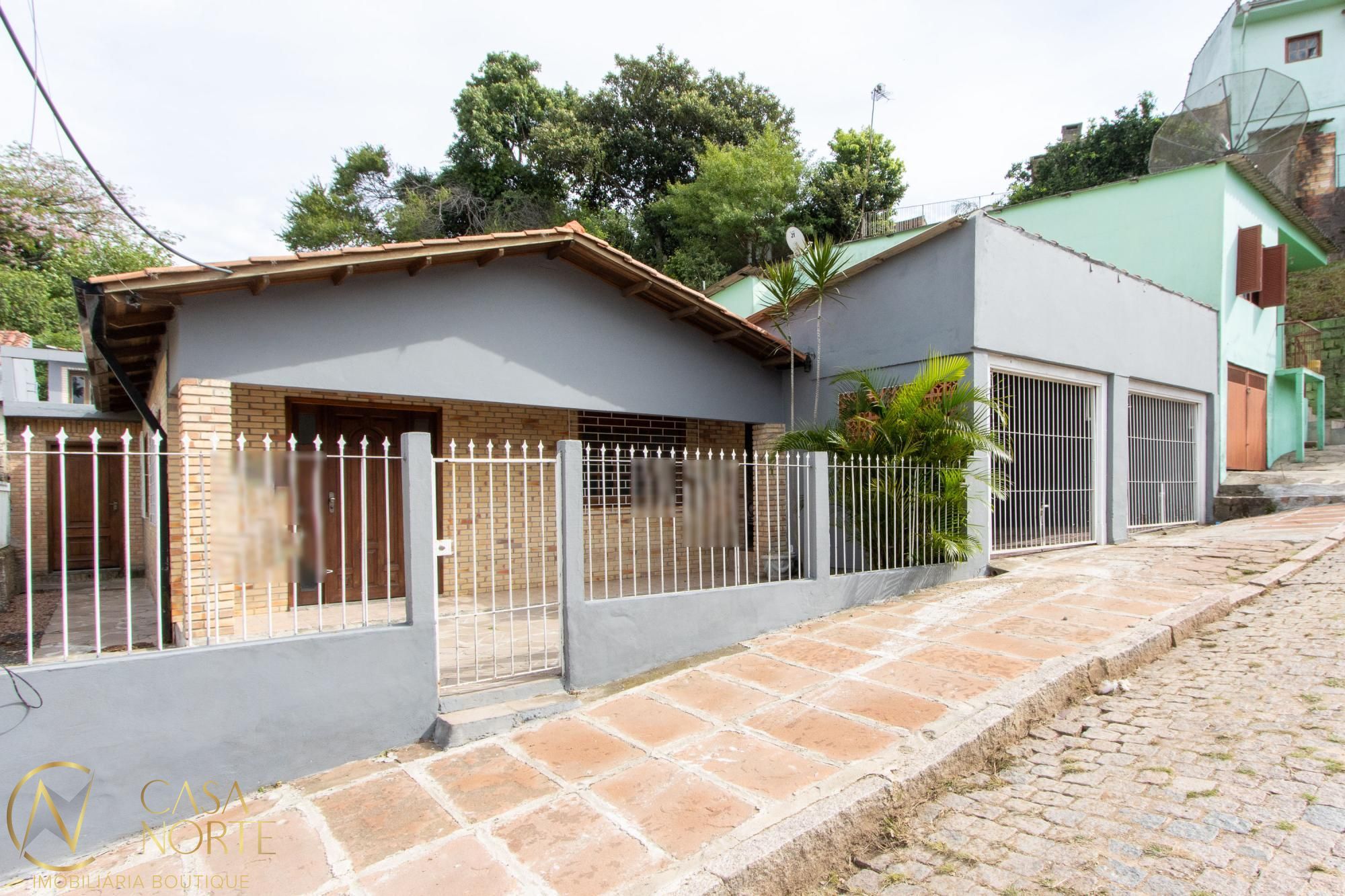 Casa à venda com 2 quartos, 235m², 4 vagas, Rua Dona Pina no bairro Cavalhada em Porto Alegre