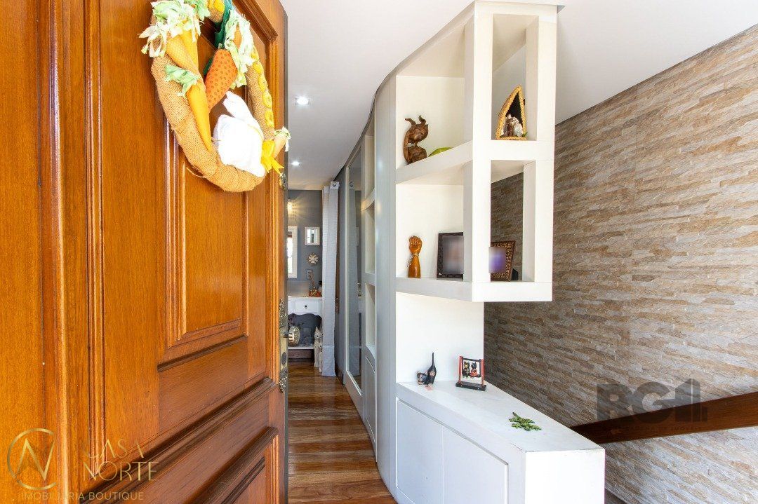 Casa à venda com 3 quartos, 274m², 2 suítes, 4 vagas, Rua Eurico Lara no bairro Medianeira em Porto Alegre