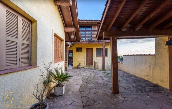 Casa à venda com 4 quartos, 219m², 1 suíte, 4 vagas, Rua Caete no bairro Vila Assunção em Porto Alegre