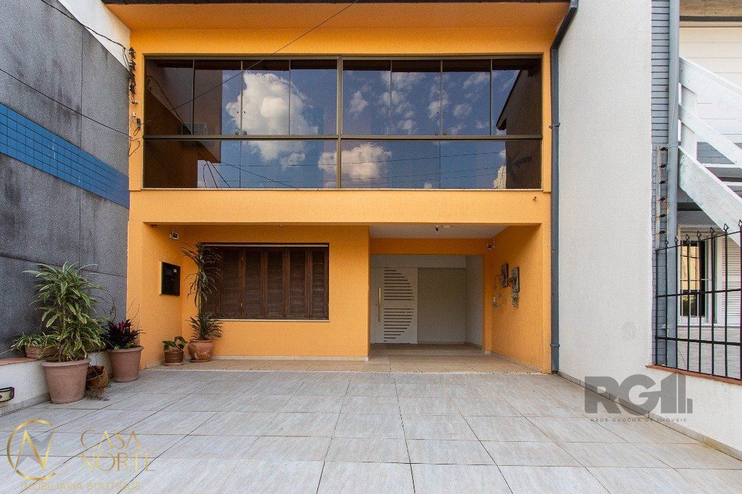 Casa à venda com 4 quartos, 229m², 1 suíte, 3 vagas, Rua Damasco no bairro Azenha em Porto Alegre