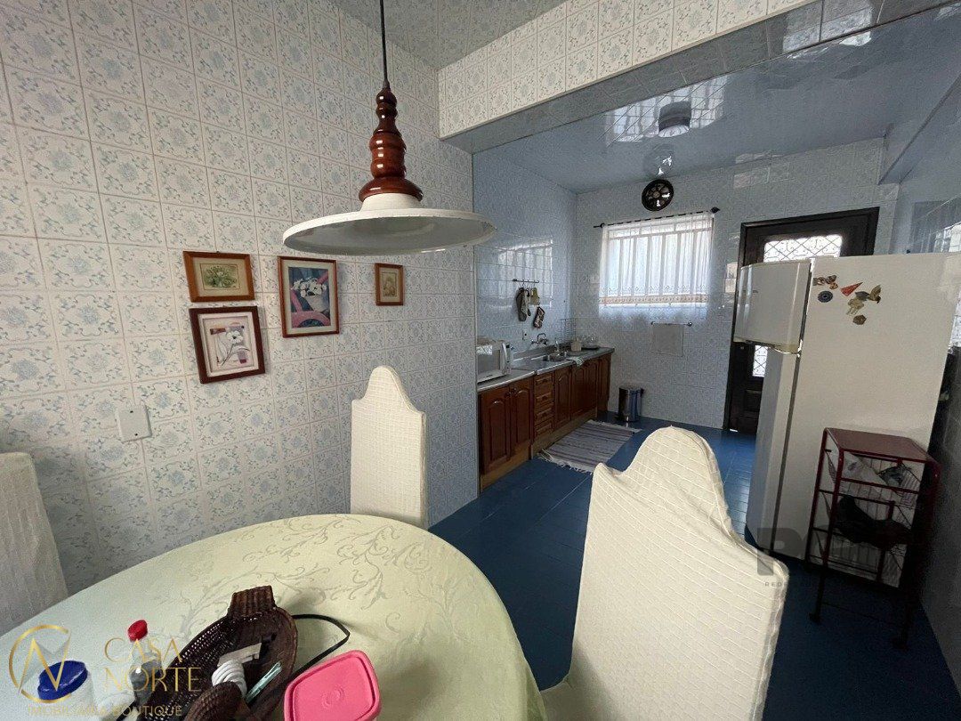 Casa à venda com 3 quartos, 300m², 3 vagas, Rua General Oliveira Freitas no bairro Santa Tereza em Porto Alegre