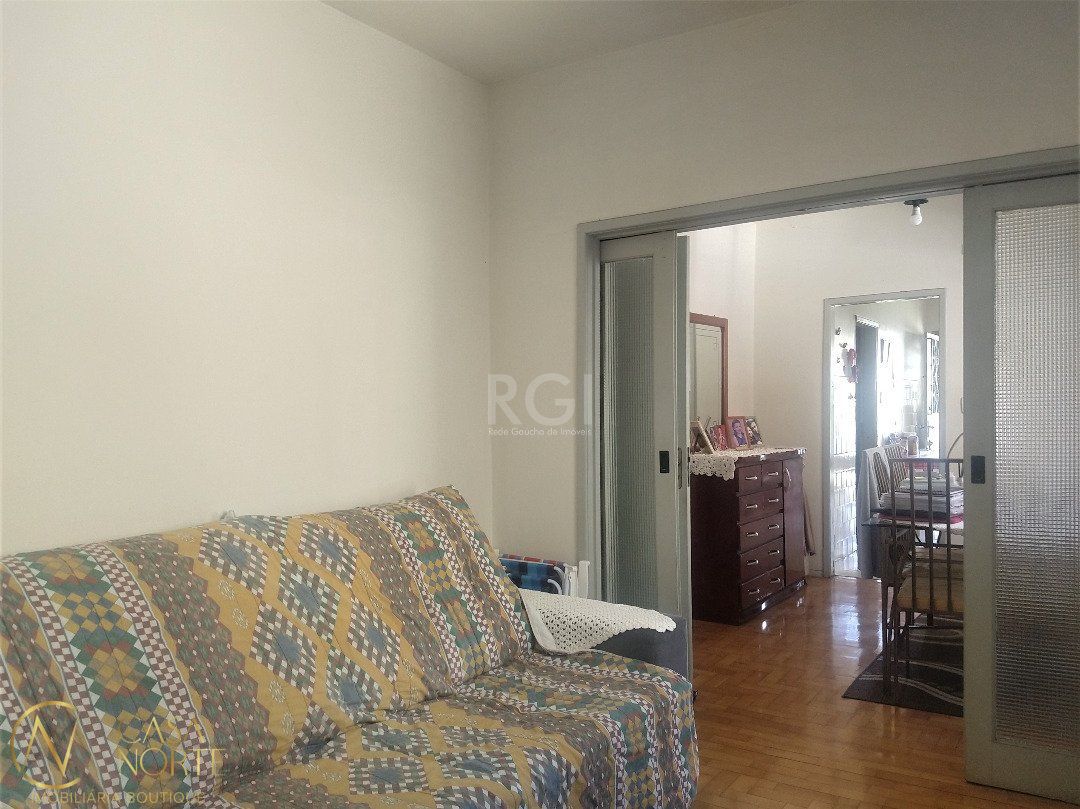 Casa à venda com 3 quartos, 84m², 6 vagas, Rua Teotonia no bairro Camaquã em Porto Alegre