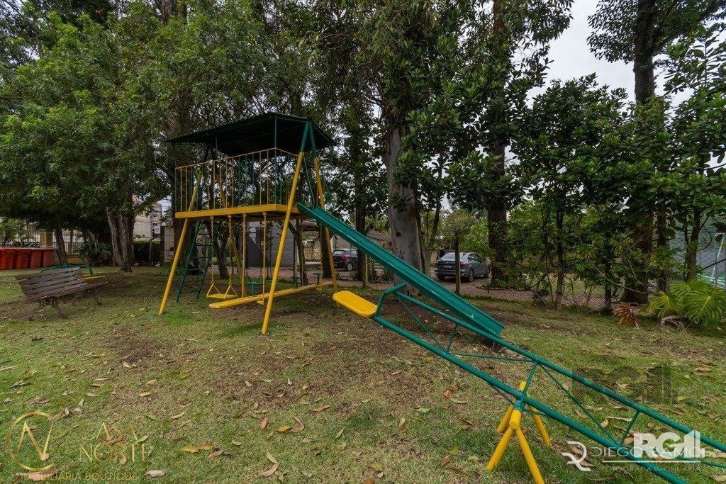 Casa de Condomínio à venda com 3 quartos, 171m², 1 suíte, 2 vagas, Avenida Coronel Marcos no bairro Pedra Redonda em Porto Alegre