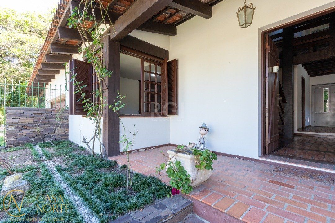 Casa à venda com 4 quartos, 357m², 1 suíte, 4 vagas, Rua General Tadeusz Kosciuszko no bairro Jardim Isabel em Porto Alegre