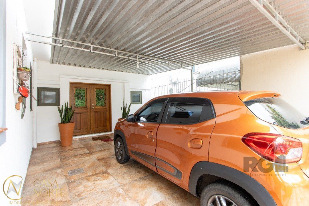 Casa à venda com 5 quartos, 271m², 2 suítes, 4 vagas, Rua Jacipuia no bairro Guarujá em Porto Alegre