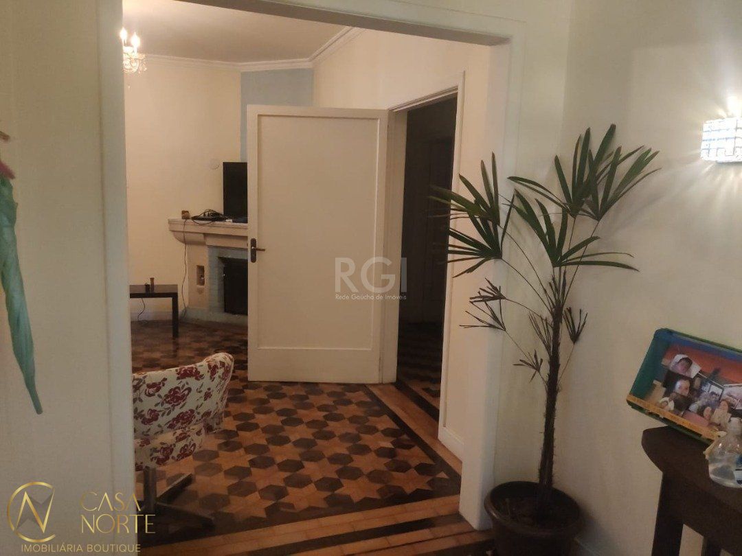 Casa à venda com 3 quartos, 205m², 1 suíte, 2 vagas, Rua Marques de Abrantes no bairro Santo Antônio em Porto Alegre