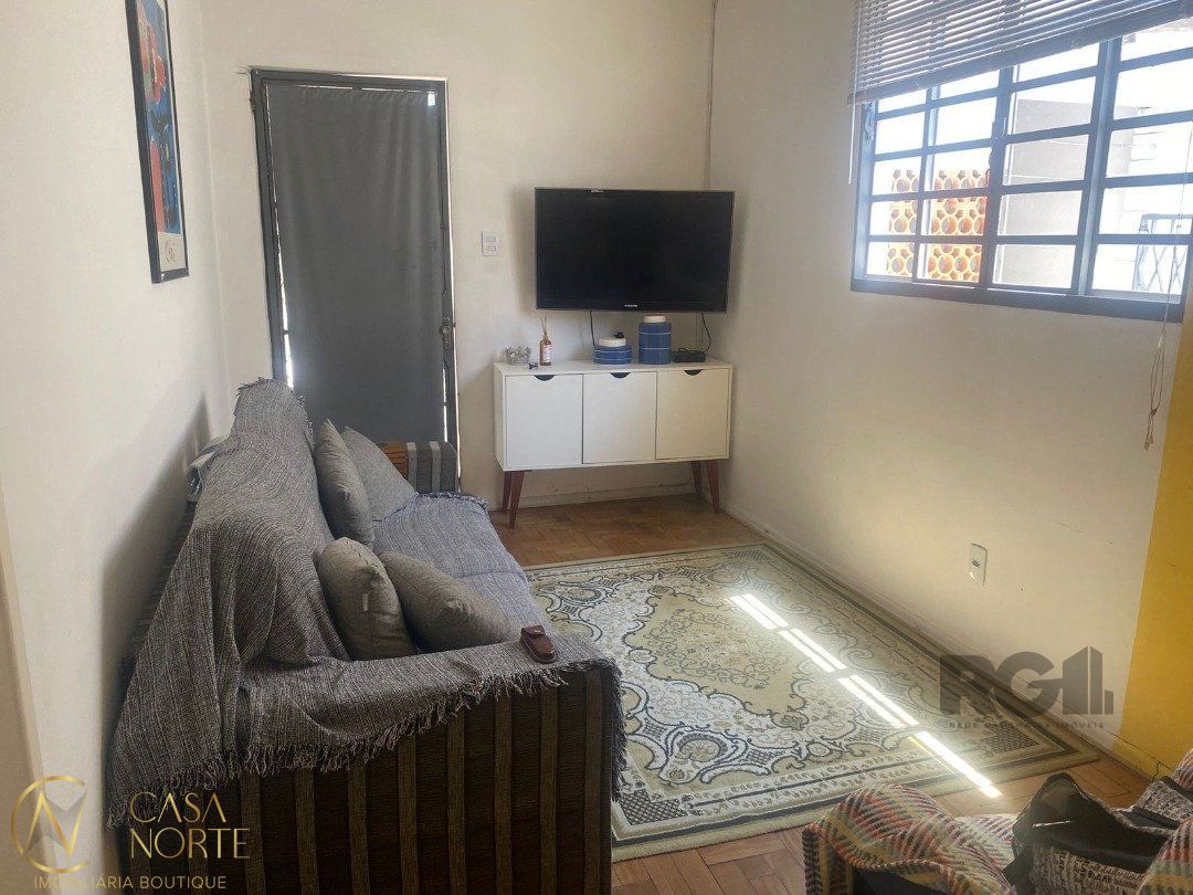 Casa à venda com 2 quartos, 70m², 2 vagas, Rua Chico Pedro no bairro Camaquã em Porto Alegre