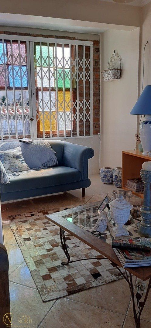 Casa à venda com 4 quartos, 195m², 2 suítes, 3 vagas, Rua dos Guananas no bairro Espírito Santo em Porto Alegre