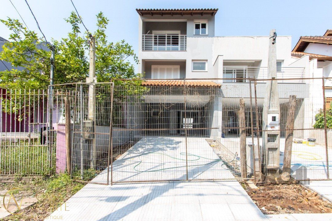 Sobrado à venda com 3 quartos, 182m², 3 suítes, 4 vagas, Rua Ari Peixoto Martins no bairro Espírito Santo em Porto Alegre