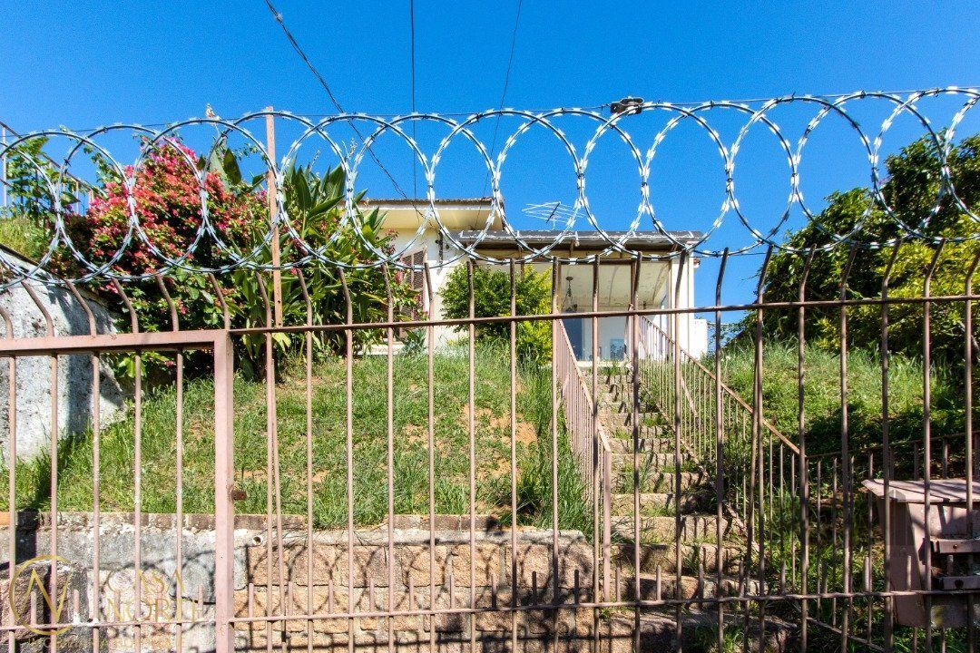 Casa à venda com 2 quartos, 400m², 1 vaga, Rua Oscar Tollens no bairro Santa Tereza em Porto Alegre