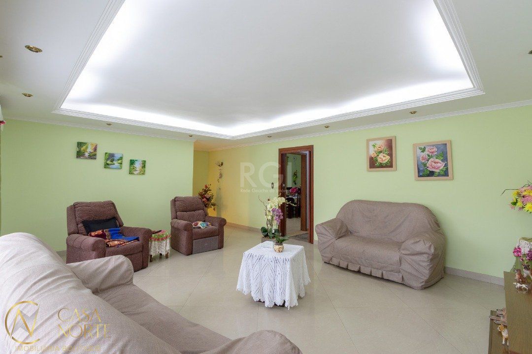 Casa à venda com 3 quartos, 218m², 2 suítes, 3 vagas, Rua Curupaiti no bairro Cristal em Porto Alegre