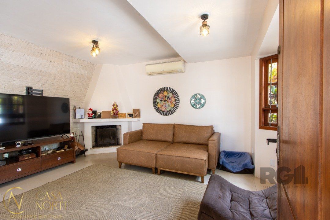 Casa à venda com 4 quartos, 210m², 4 vagas, Rua Guatambu no bairro Hípica em Porto Alegre