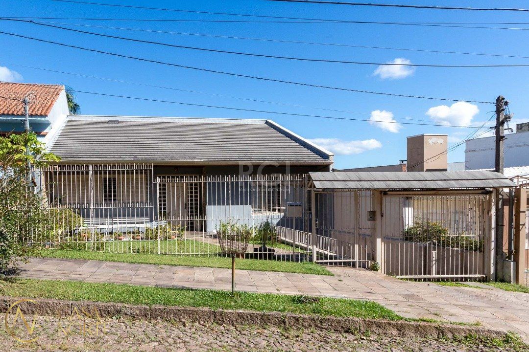 Casa à venda com 5 quartos, 400m², 2 suítes, 4 vagas, Rua Caete no bairro Vila Assunção em Porto Alegre