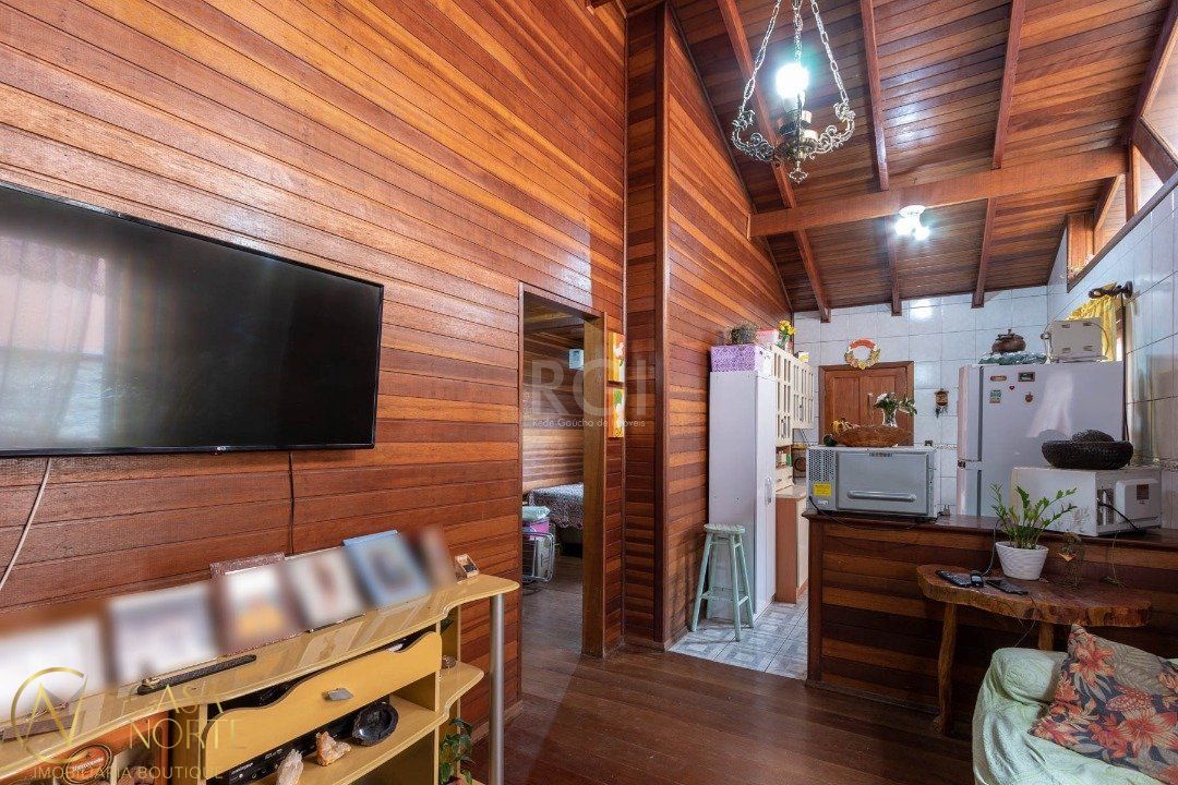 Casa à venda com 2 quartos, 54m², 4 vagas, Rua Butui no bairro Cristal em Porto Alegre