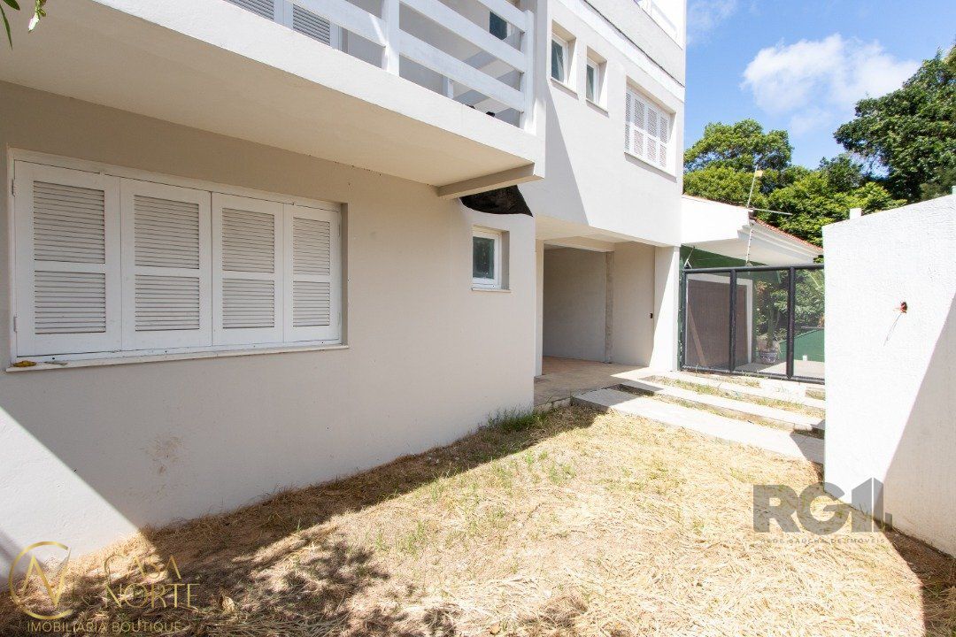 Casa à venda com 4 quartos, 440m², 1 suíte, 3 vagas, Rua Josué Guimarães no bairro Espírito Santo em Porto Alegre
