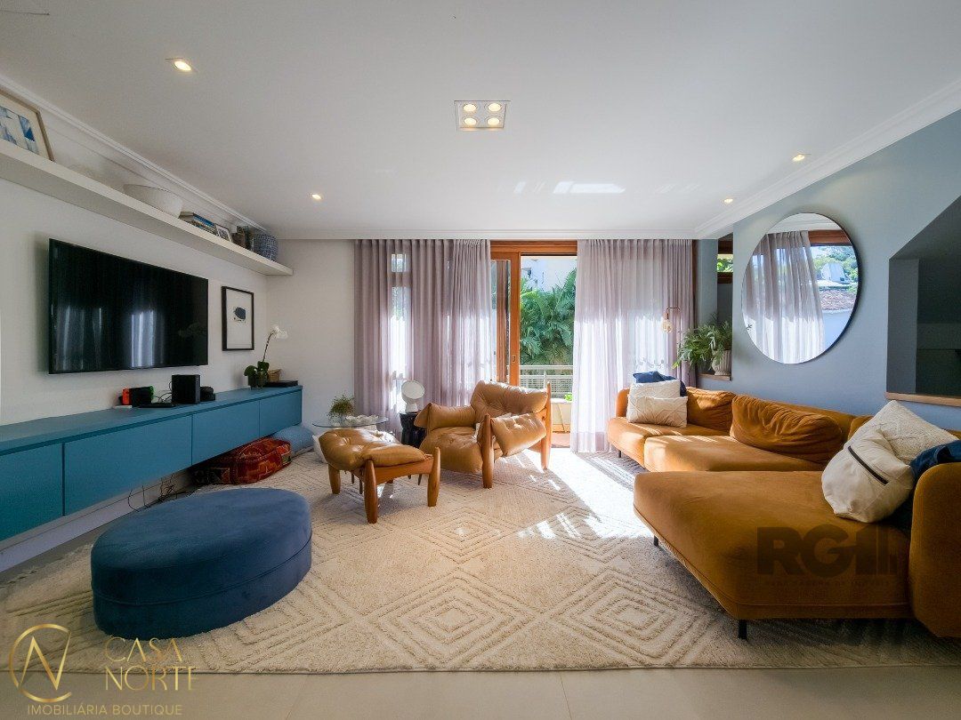 Casa de Condomínio à venda com 3 quartos, 434m², 1 suíte, 2 vagas, Rua Edgar Luiz Schneider no bairro Jardim Isabel em Porto Alegre
