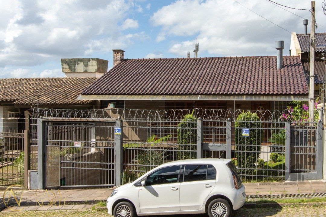 Casa à venda com 3 quartos, 274m², 2 suítes, 4 vagas, Rua Eurico Lara no bairro Medianeira em Porto Alegre