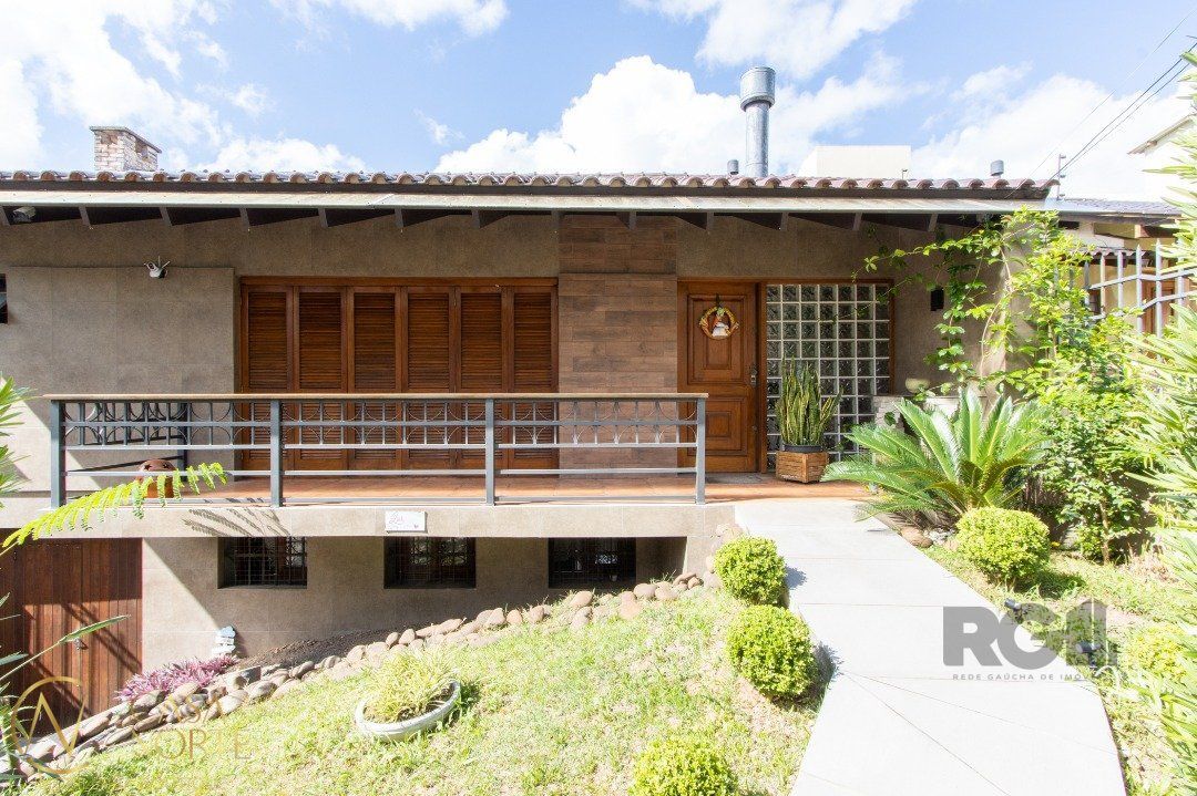 Casa à venda com 3 quartos, 274m², 2 suítes, 4 vagas, Rua Eurico Lara no bairro Medianeira em Porto Alegre