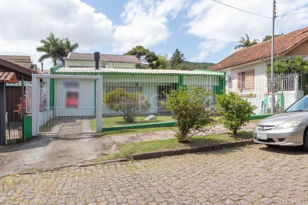 Casa à venda com 4 quartos, 182m², 1 suíte, 4 vagas, Rua Morano Calabro no bairro Jardim Isabel em Porto Alegre