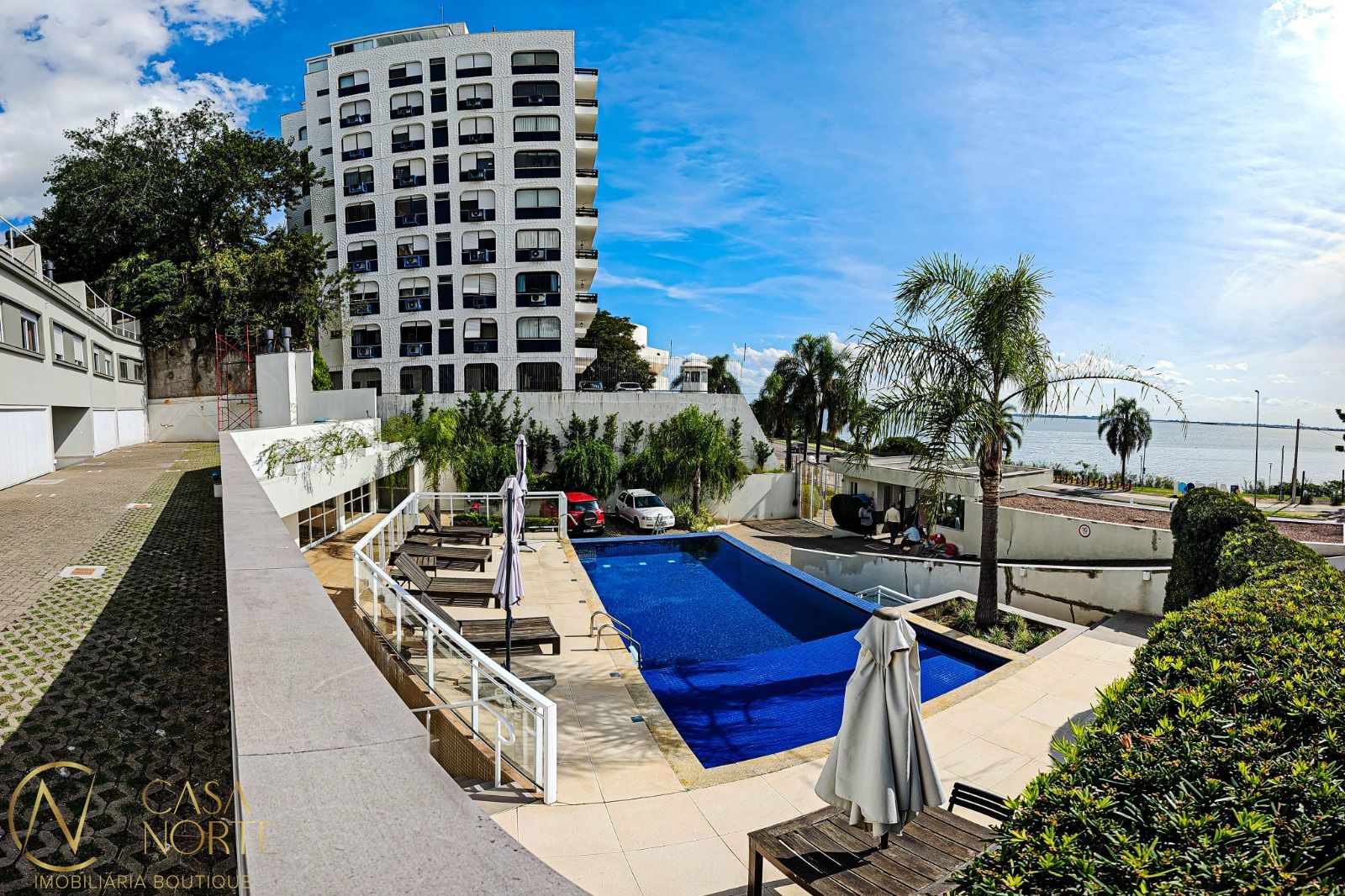 Casa à venda com 4 quartos, 250m², 3 suítes, 3 vagas, Avenida Padre Cacique no bairro Praia de Belas em Porto Alegre