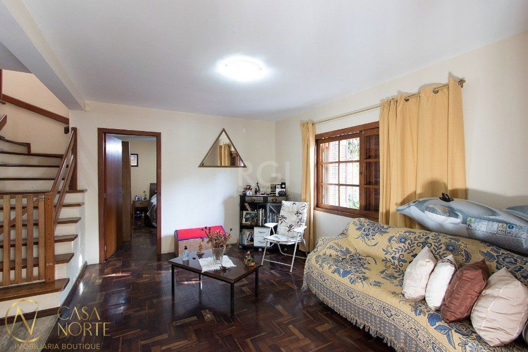 Casa à venda com 4 quartos, 229m², 4 suítes, 5 vagas, Rua Laguna no bairro Cavalhada em Porto Alegre