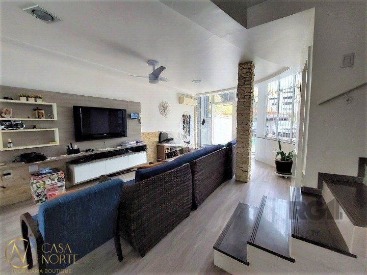 Casa à venda com 3 quartos, 234m², 1 suíte, 3 vagas, Rua Folha da Tarde no bairro Cristal em Porto Alegre