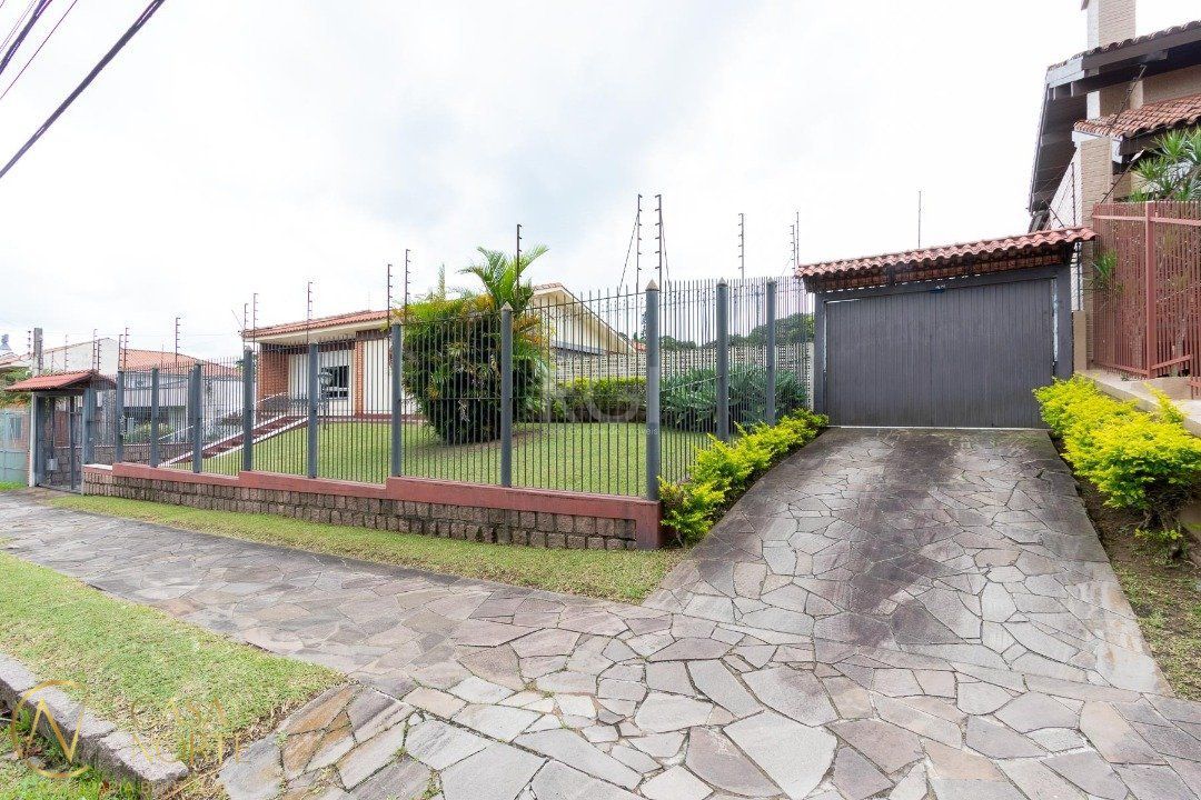 Casa à venda com 4 quartos, 280m², 1 suíte, 3 vagas, Rua Pinare no bairro Vila Assunção em Porto Alegre