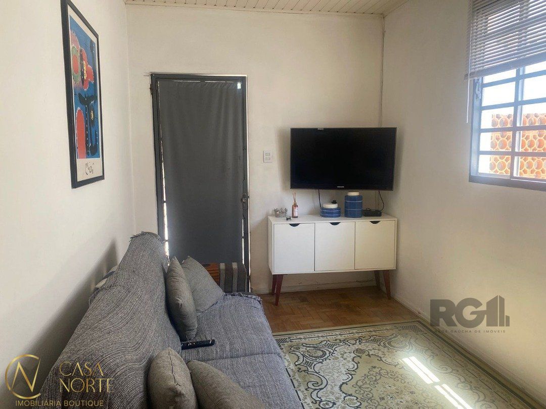 Casa à venda com 2 quartos, 70m², 2 vagas, Rua Chico Pedro no bairro Camaquã em Porto Alegre