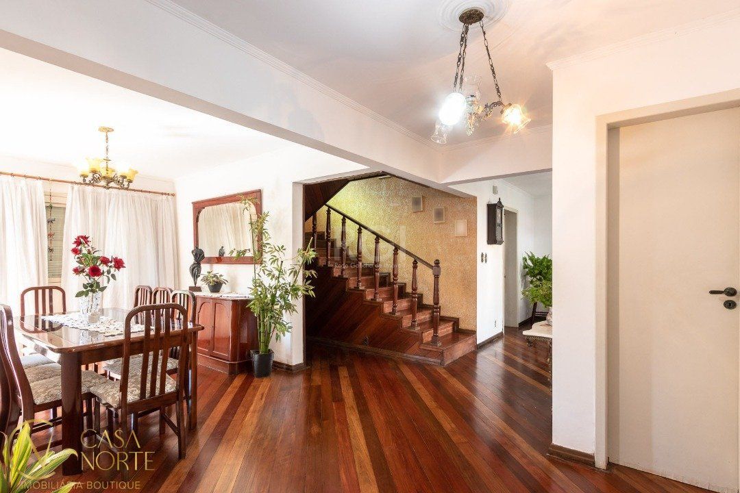 Casa à venda com 3 quartos, 280m², 1 suíte, 2 vagas, Rua Investigador Pedro Loeci Martins no bairro Nonoai em Porto Alegre